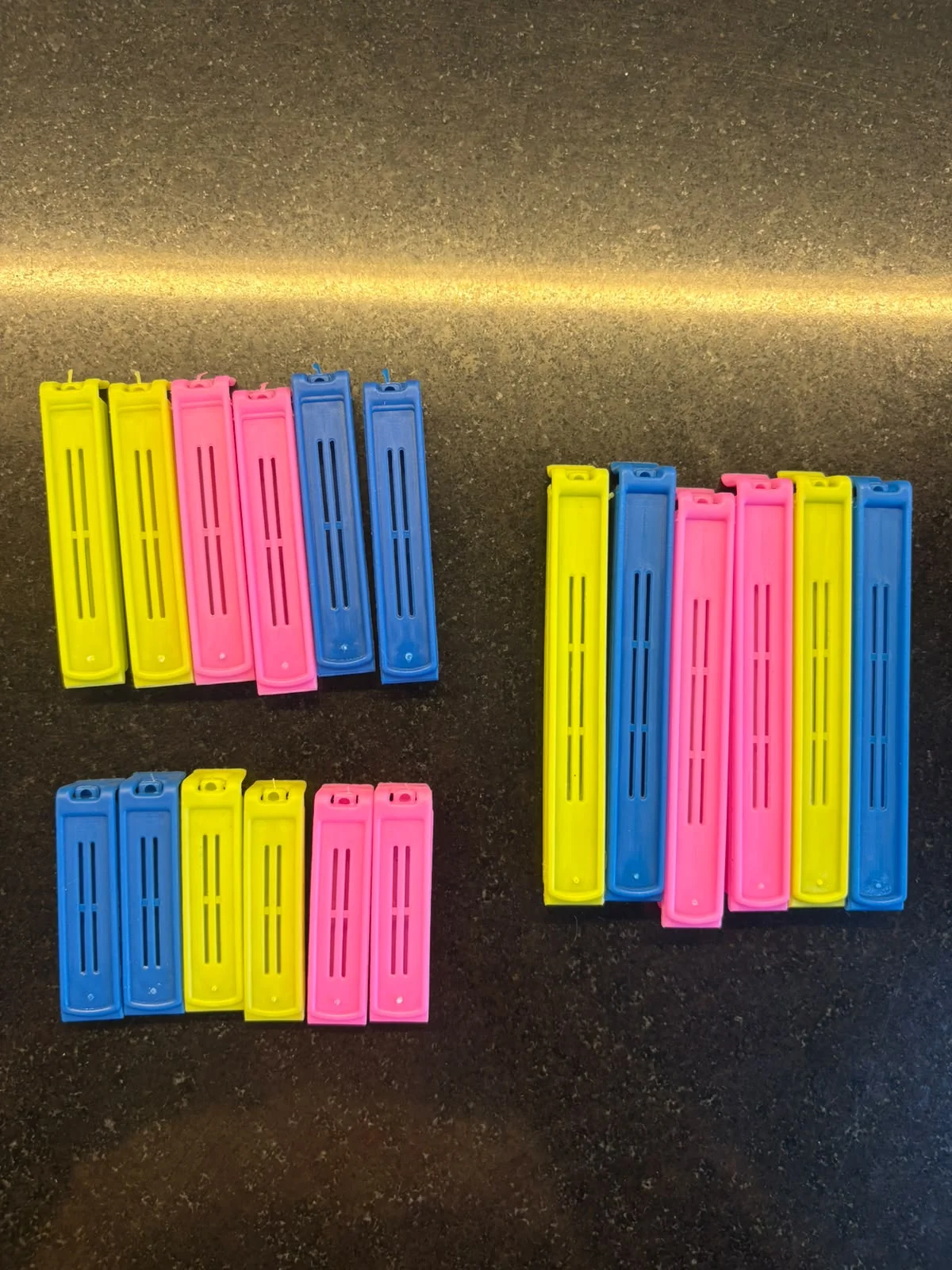 Set of 18 Clips (multicolours-3 sizes)
